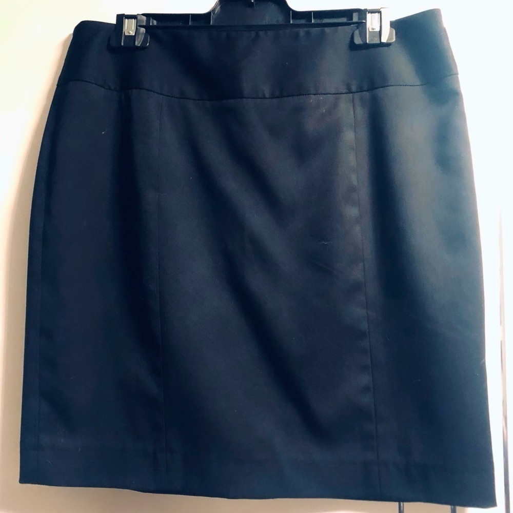 Anne Klein Size 12 Classic Black Short Straight Skirt